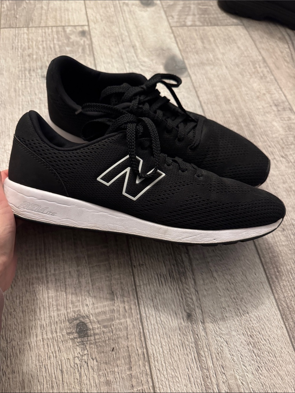 New Balance 420 - Men's Black and White Athletic Sneakers - size 11.5